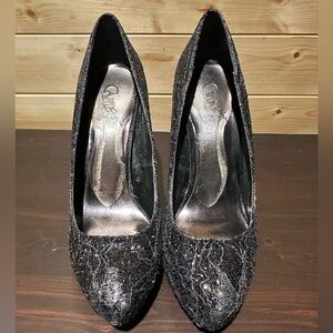 Beautiful black and silver lace design Carlos Santana platform pumps size 6.5
